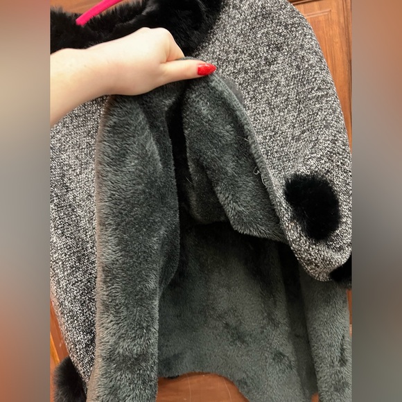 Laura one size fits all poncho, very cozy, barely worn - Picture 2 of 4